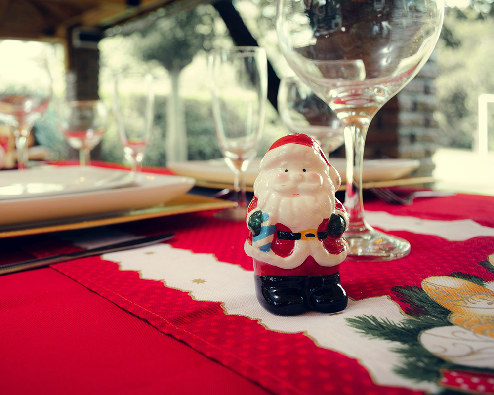 Dekoracija stola za Badnje veče: figurica Deda Mraza, stolnjak