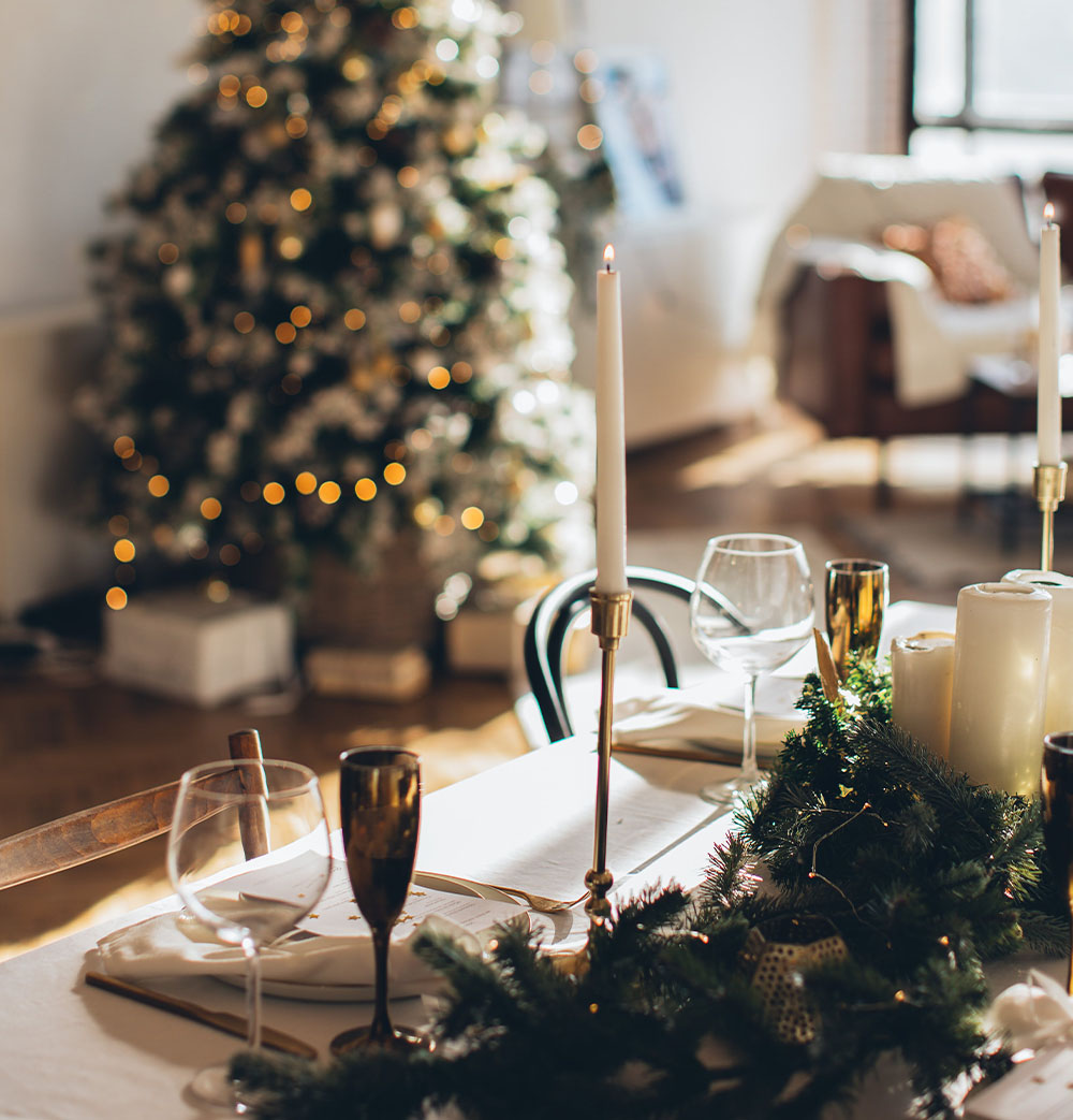 Božićni enterijer i badnjak sa ukrasima i svećama