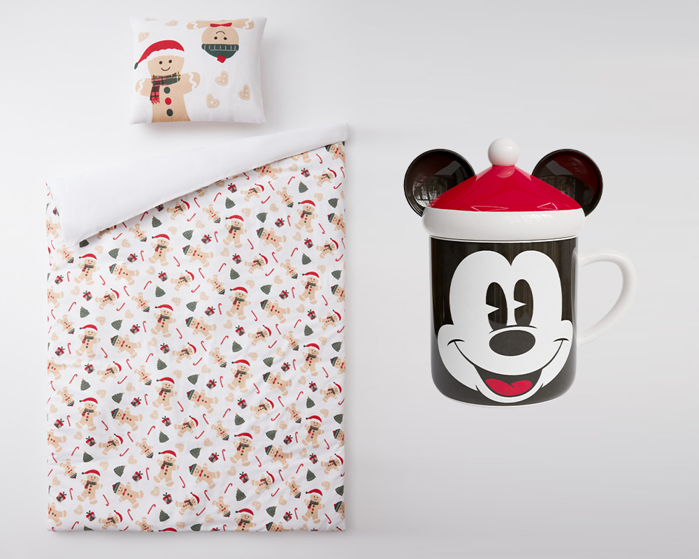 Lenjerie de pat de Crăciun de la Pepco pentru un cadou de copil, alături de o cană de cadou de Crăciun cu motiv Mickey Mouse.