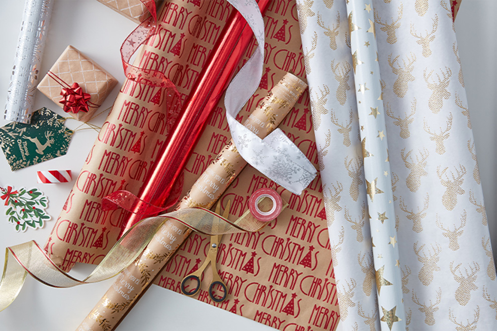 Hârtie de împachetat cadouri de Crăciun, panglici și accesorii de ambalare.