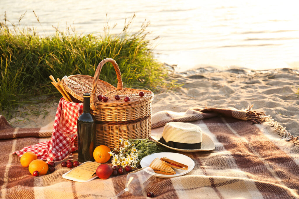 Korpa za piknik za romantičnu večeru na plaži pored reke