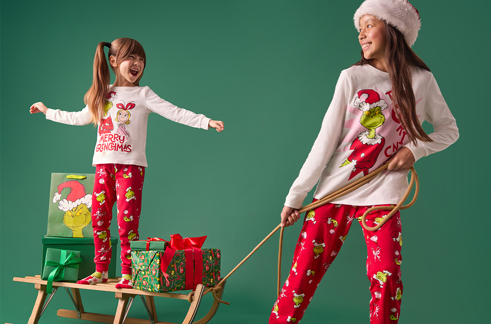 Devojčice se igraju u Grinčovim pidžamama