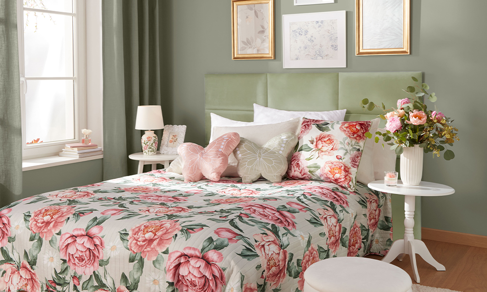 Spavaća soba ukrašena dodacima sa temom božura